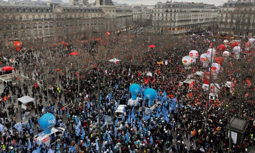 Η φωτογραφία που υποτίθεται ότι απεικονίζει διαδήλωση στη Γαλλία κατά της στρατιωτικής βοήθειας στην Ουκρανία